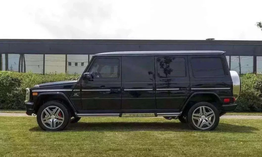 枪林弹雨中依然可潇洒前行的奔驰g级加长版防弹车,价值980万