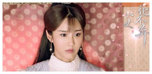 黄心娣在剧中一人分饰两角,除了柳青芜一角之外,另一个角色是双胞胎