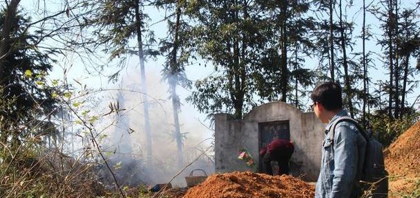 农村人上山给去世的亲人扫墓都要在坟头上压纸钱这是为什么