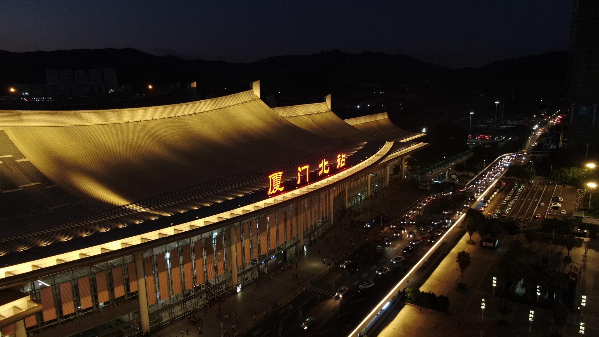 航拍镜头下那金碧辉煌的厦门北火车站夜景,怎么看都很美_高清图集