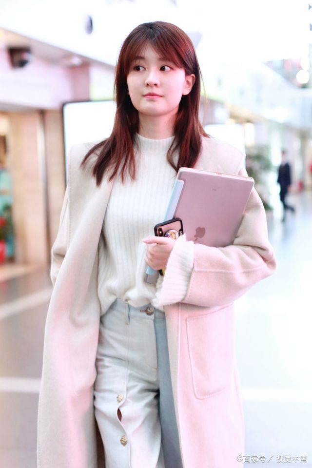 乔欣一身关雎尔式打扮现身机场抱电脑素颜出镜显清纯