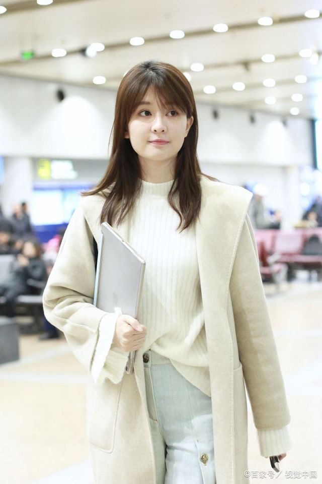 乔欣一身关雎尔式打扮现身机场抱电脑素颜出镜显清纯