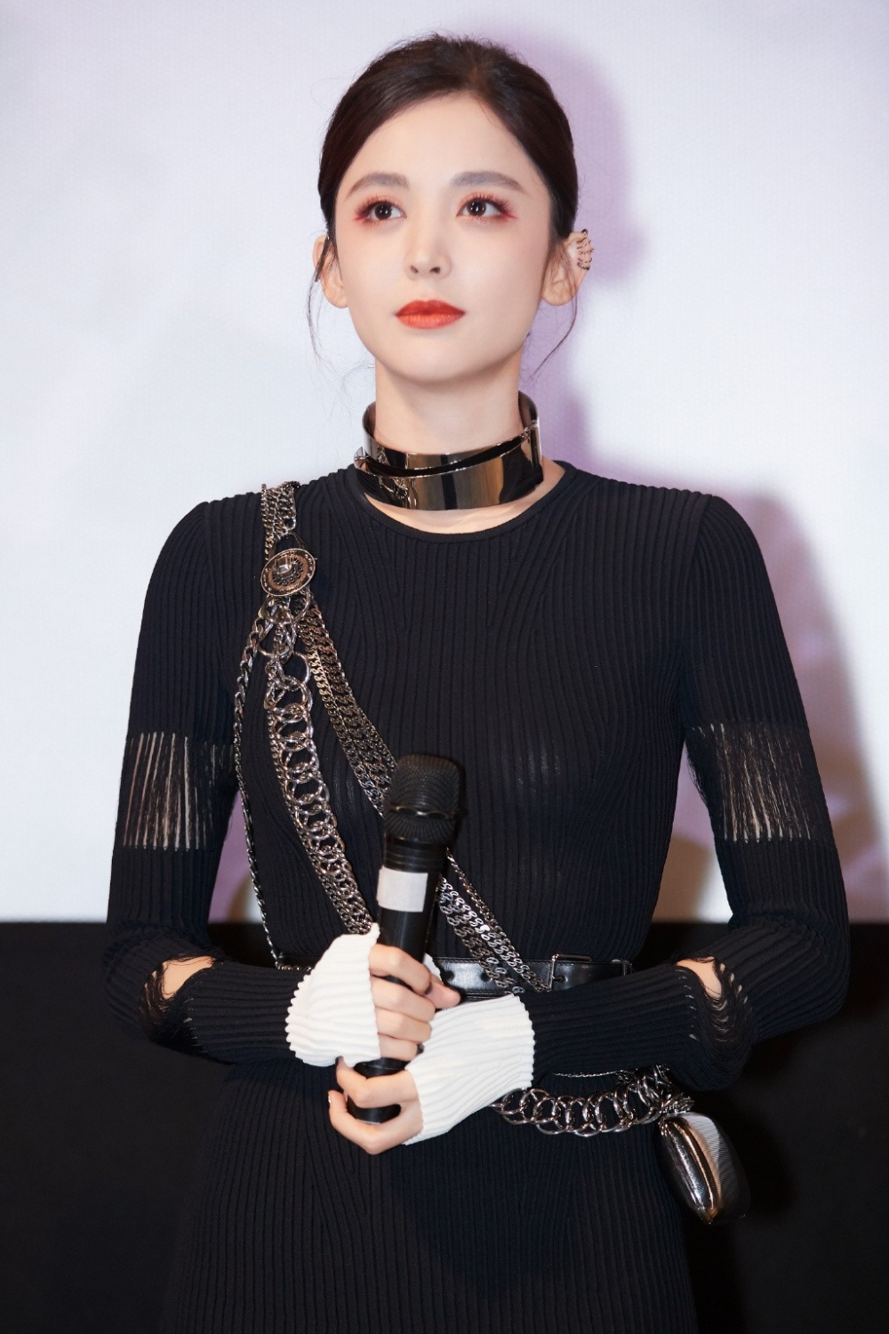 古力娜扎镂空针织裙搭配黑色马丁靴又a又飒写真|针织裙|马丁靴|镂空