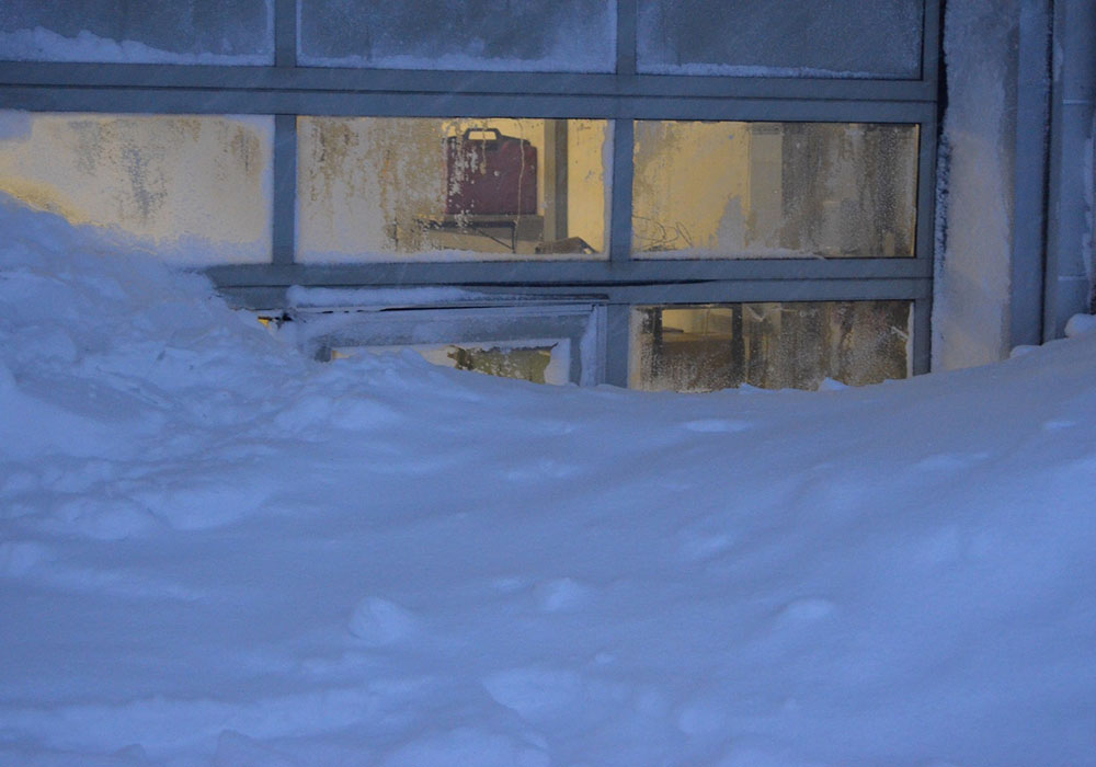 瑞士大雪引发雪崩山下酒店被埋,搜寻人员现场救援!