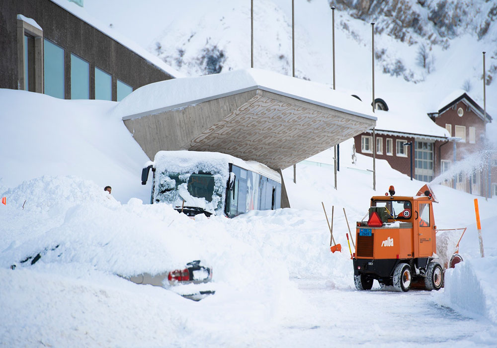 瑞士大雪引发雪崩山下酒店被埋,搜寻人员现场救援!