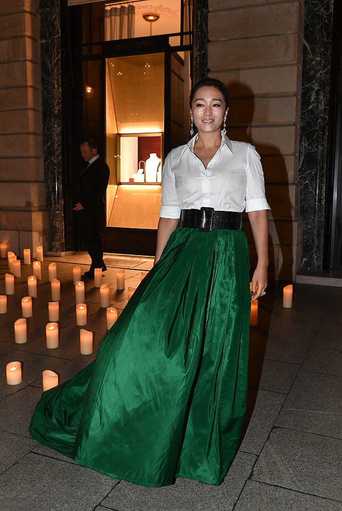 被53岁的巩俐征服了!白衬衫搭配绿裙子真显年轻,但皮肤黑了八度