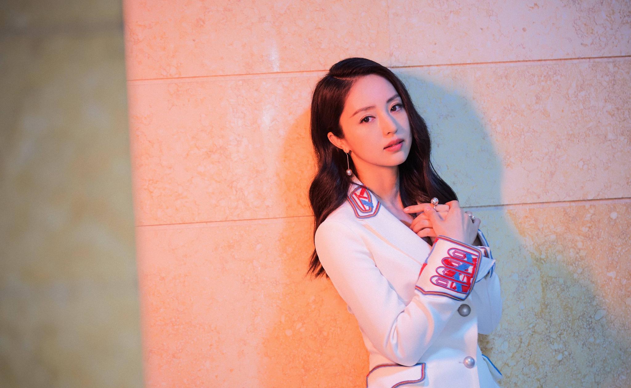 董璇出席活动一袭白色西装搭配裙子长发披肩温柔优雅