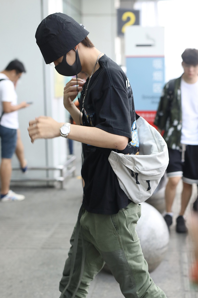 王一博帅气逼人穿军工裤腰带长过膝盖带一群保镖现身气场十足