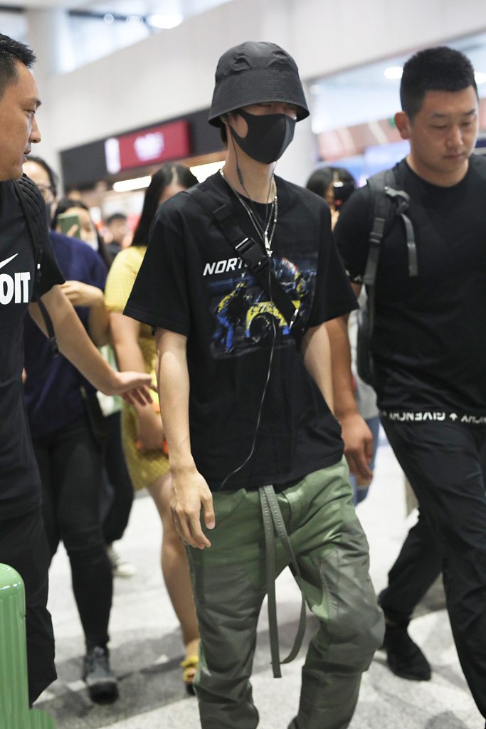 王一博帅气逼人穿军工裤腰带长过膝盖带一群保镖现身气场十足