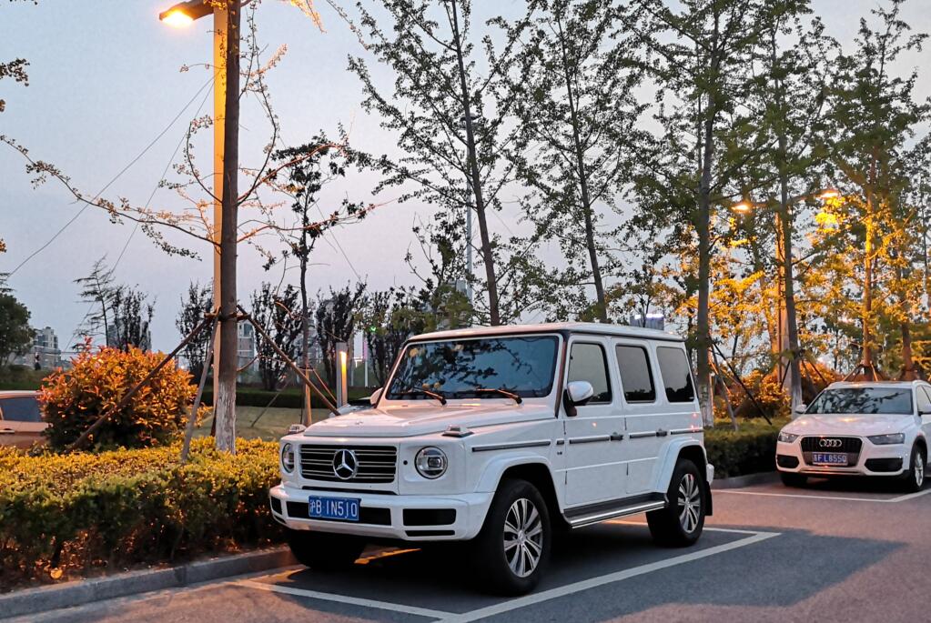 南通通州街头实拍新款奔驰g500挂的沪b牌照