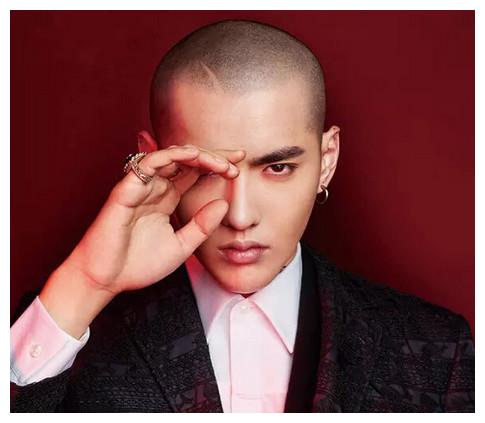 能完美驾驭光头的男神,吴亦凡帅出天际,后一张无人超越