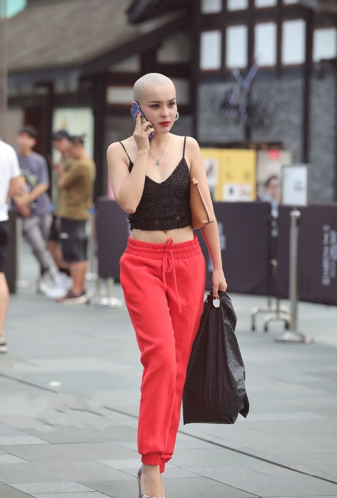 街拍路人清爽时髦的穿搭给人很舒服的感觉光头美女考验审美了