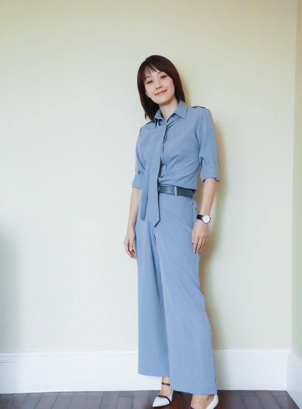 43岁马伊琍美得惊艳,穿蓝色绸面连衣裙优雅减龄,换新发型更美|马伊琍|