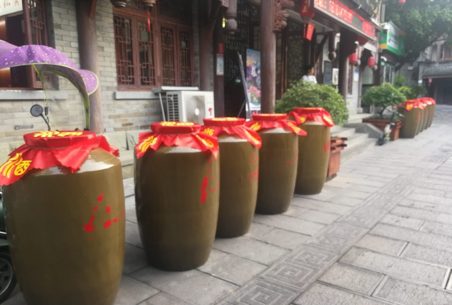 实拍茅台镇,空气中都弥漫着酒香,一个小作坊一年销售过千万