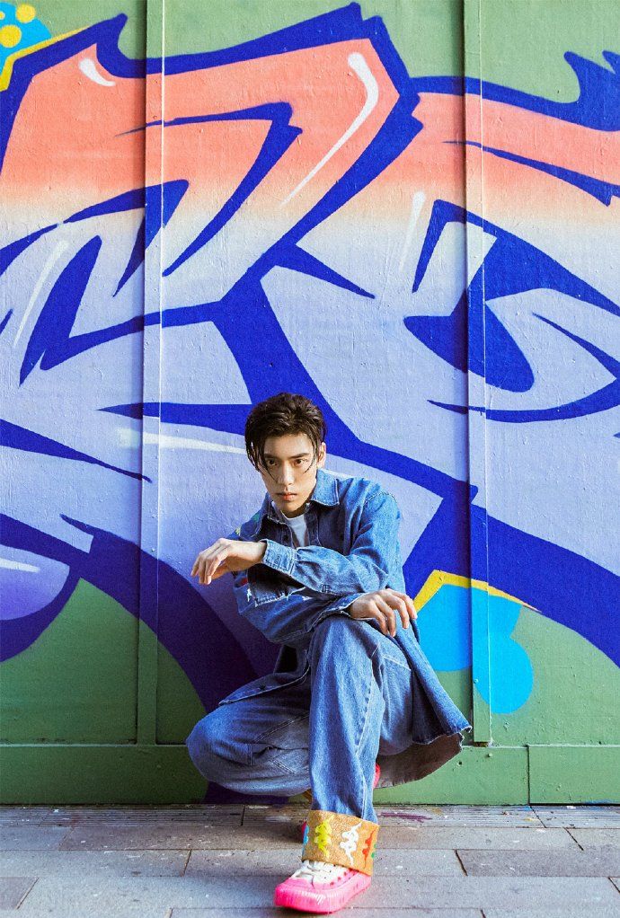 王子异蓝色牛仔套装青春活力,帅气背头尽显时尚摩登,表现力一绝_高清