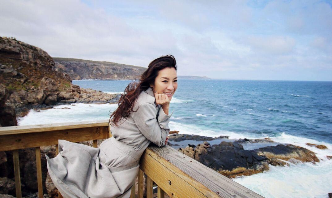 全是武术高手,尤其是她的功夫,不亚于成龙|成龙|武术|张蓝心_新浪新闻