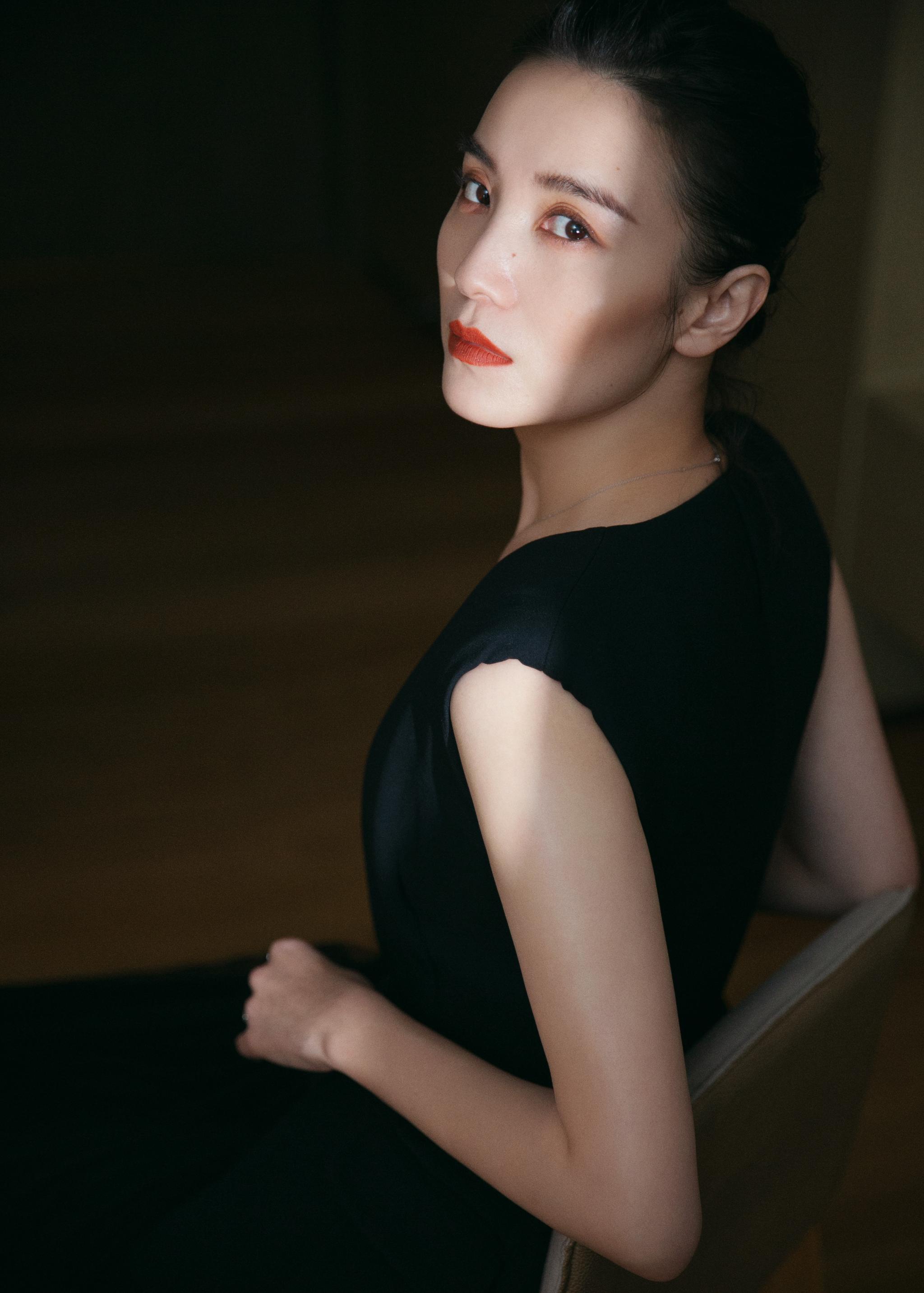 宋佳出席2019腾讯娱乐白皮书盛典获年度电影品质演员荣誉