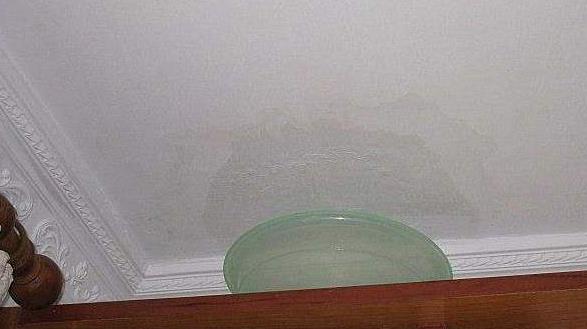 层没有做好:顶部渗水常见的原因就是楼上卫生间和厨房没有做好防水层