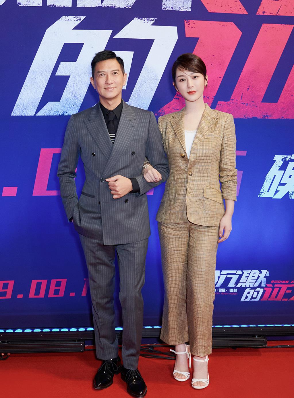 杨紫热播剧收官穿连身西装为新片路演又酷又媚比佟年更能撩