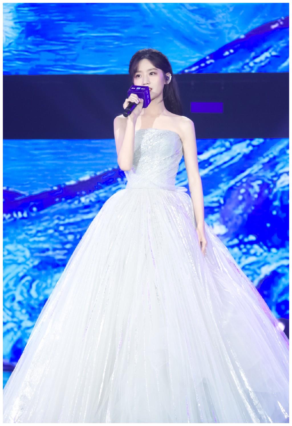 她是被《创造101》淘汰的小富婆,今穿抹胸礼服,美成清纯仙女