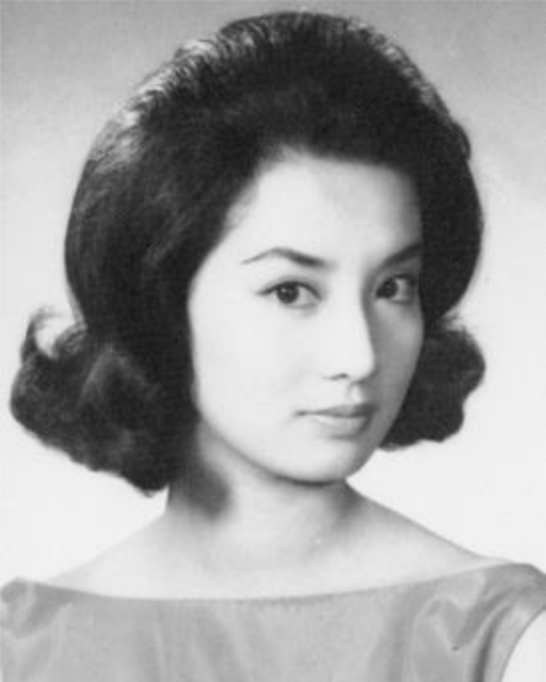 首届金马影后尤敏坟墓惨遭盗墓贼盗挖骨灰盒和伴葬品皆被盗