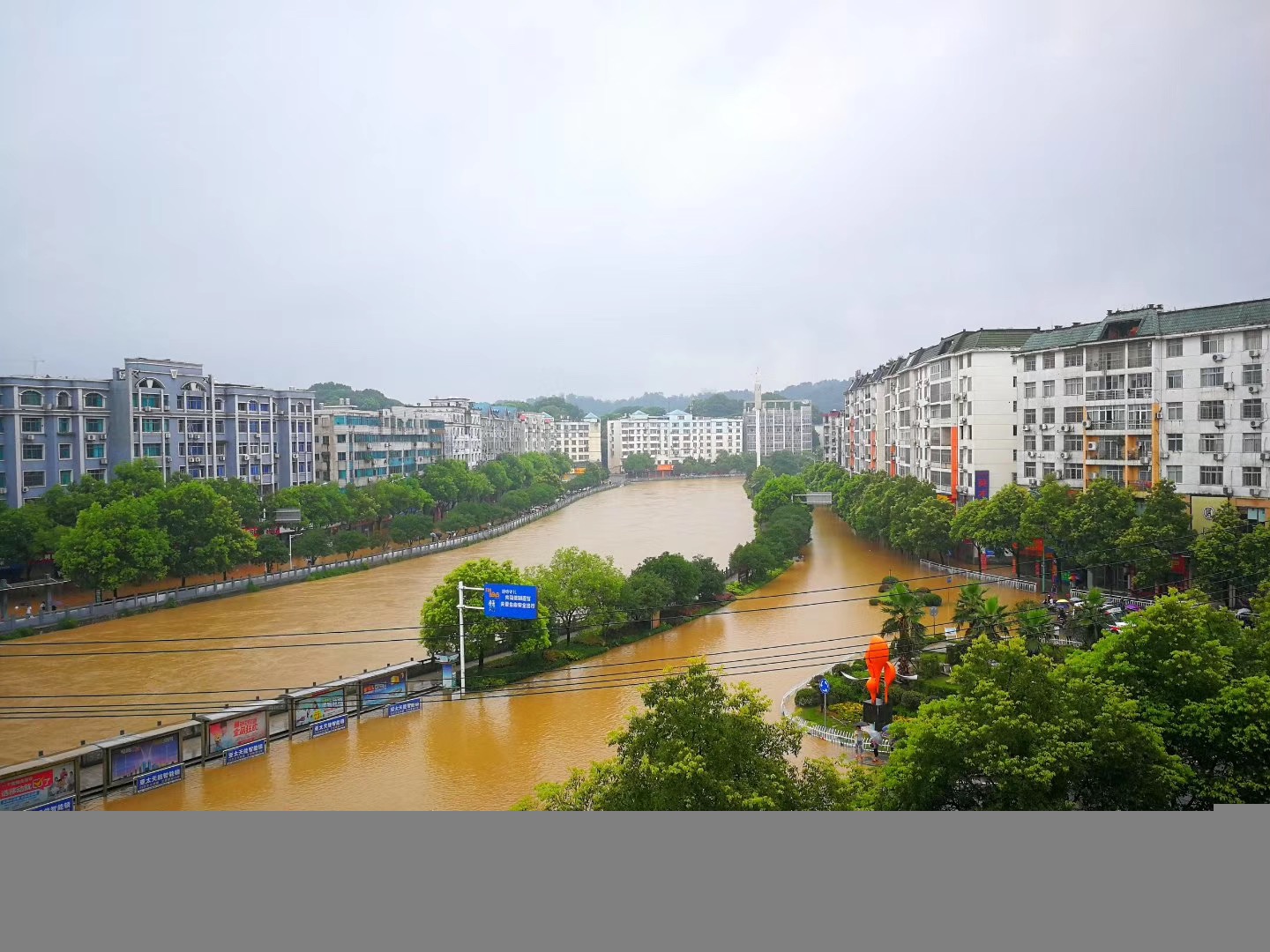7月8日至7日9日,江西萍乡大地遭遇百年罕见的特大暴雨,洪水肆虐汛情