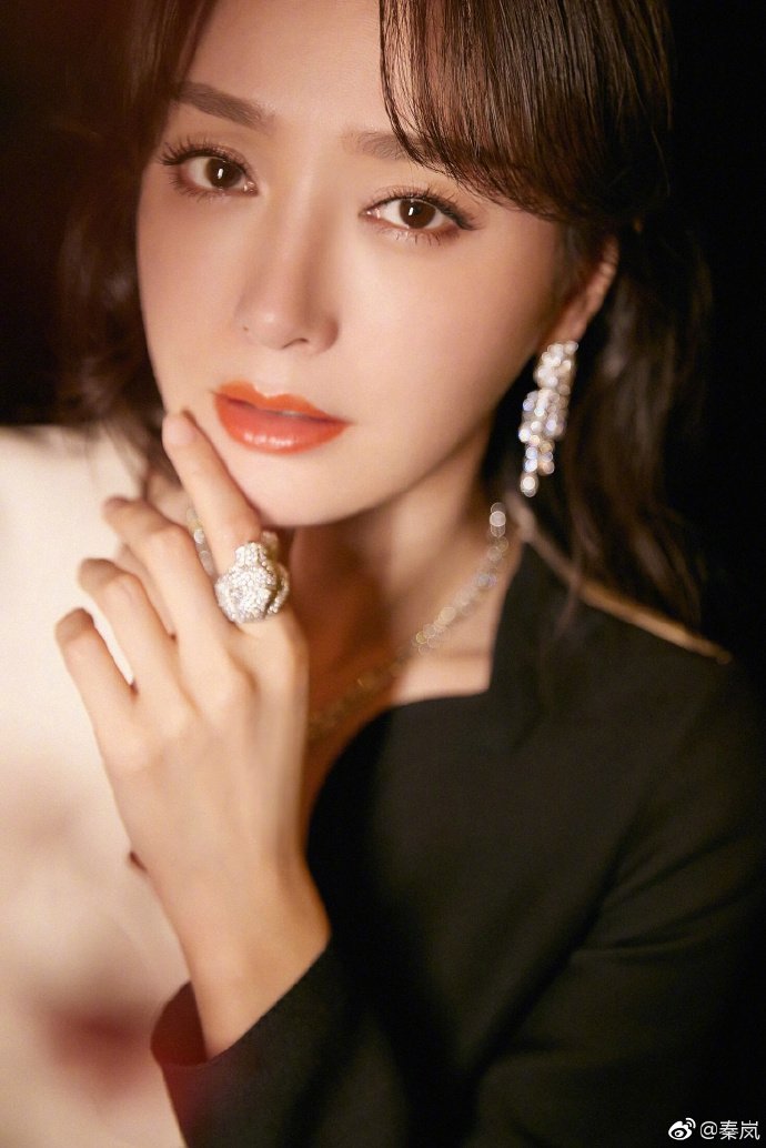 秦岚雪肤红唇艳光四射 珠光宝气中展女性优雅魅力