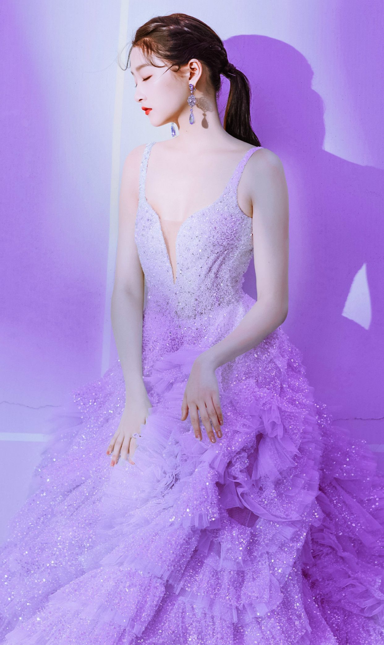 关晓彤一袭深礼裙,尽显女人魅力