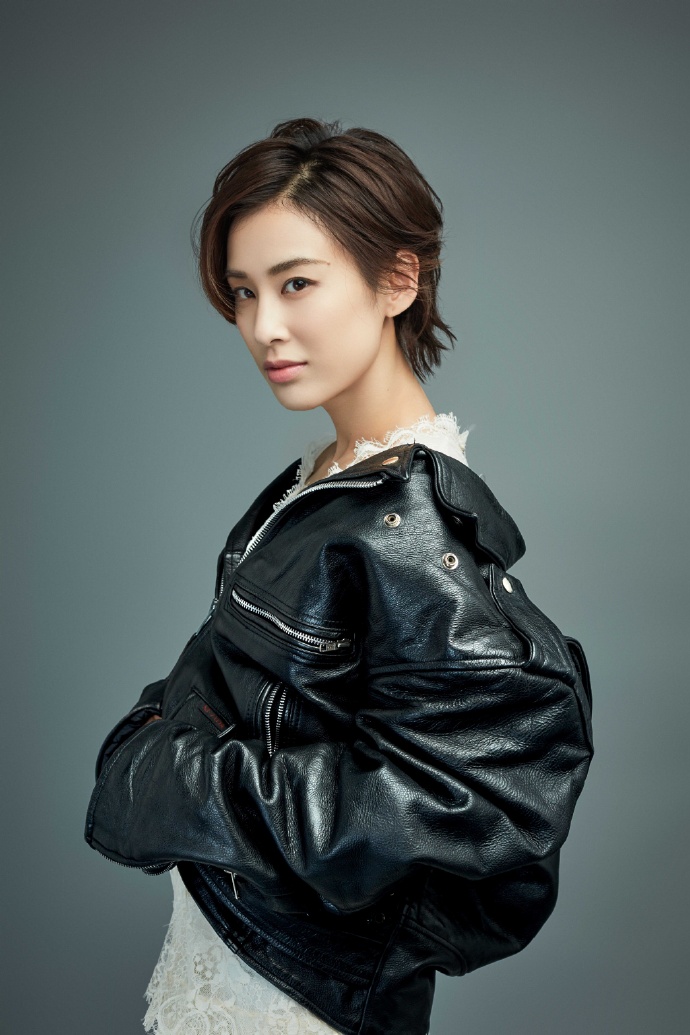 黄圣依干练的短发造型配上黑色皮衣外套,尽显都市女性既视感