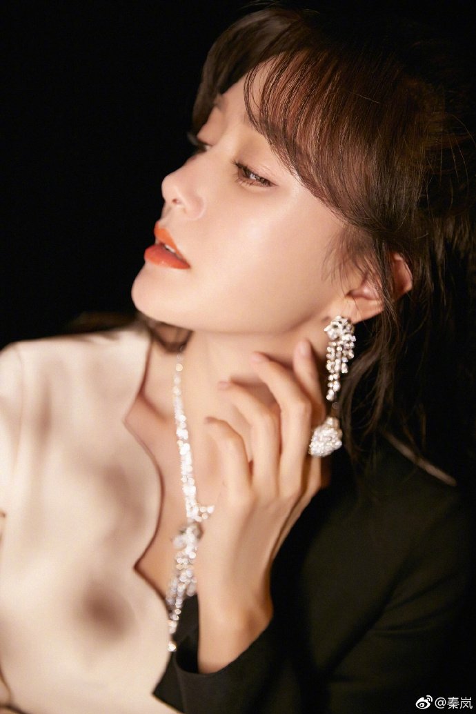 秦岚雪肤红唇艳光四射 珠光宝气中展女性优雅魅力