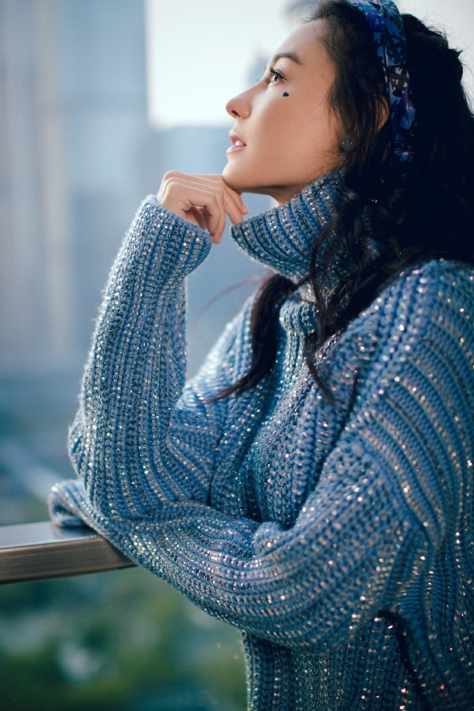 时尚辣妈张柏芝蓝色毛衣气质清新少女感十足妩媚写真