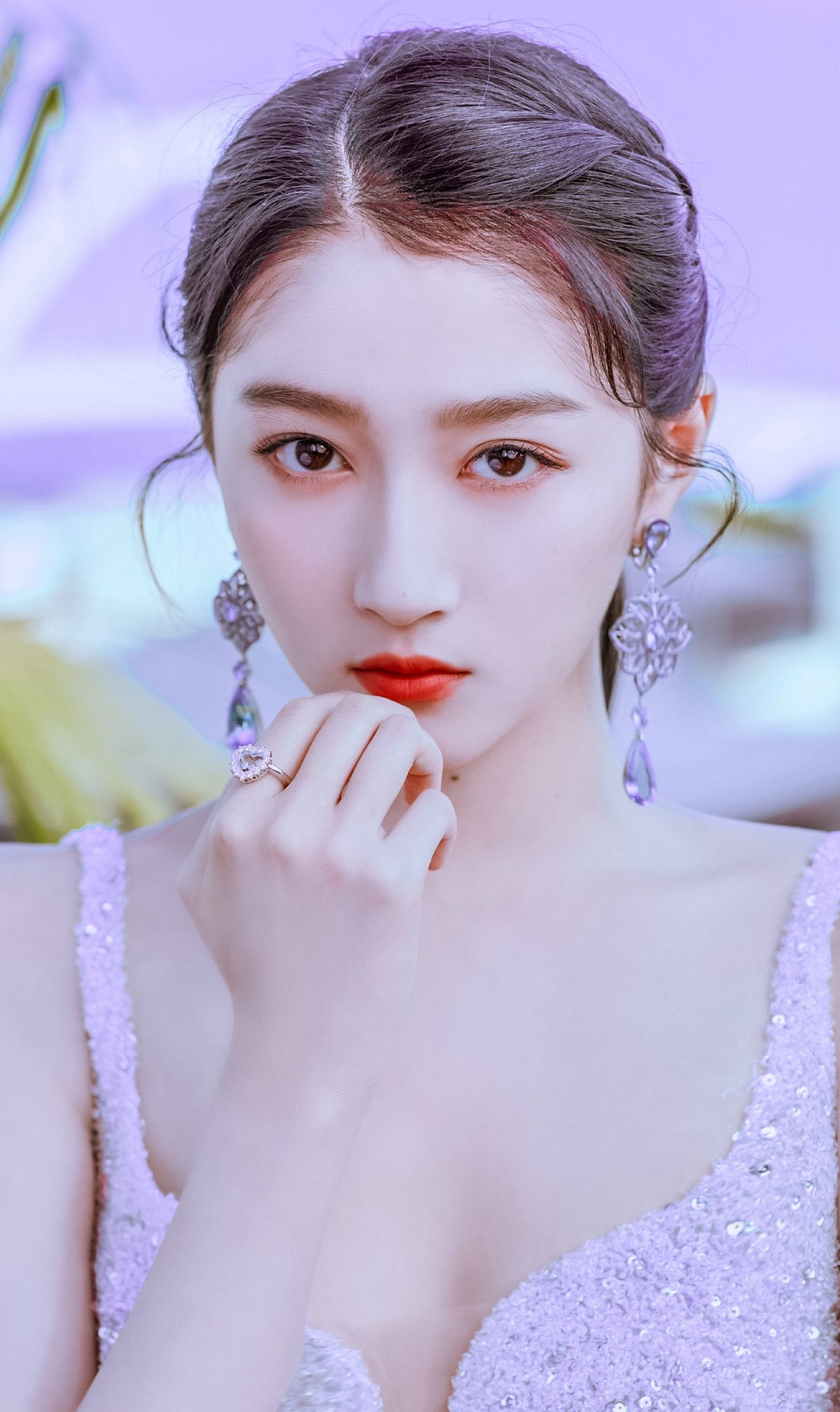 童星出道的关晓彤一直被冠以"国民闺女"的称号,随着年龄的增长,关晓彤