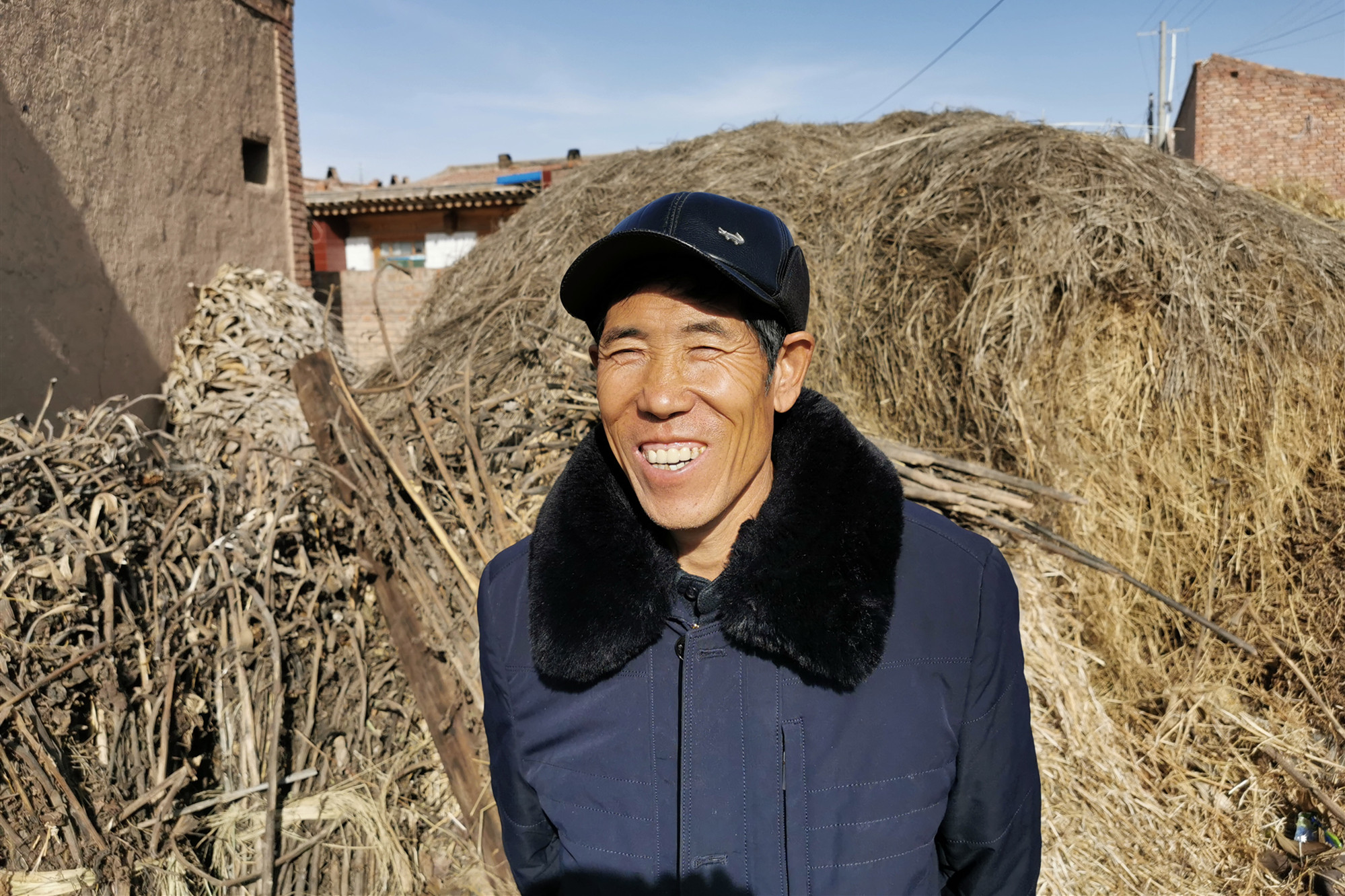 60岁农村大爷辅导外孙学习,希望孩子能考上大学,圆自己的梦