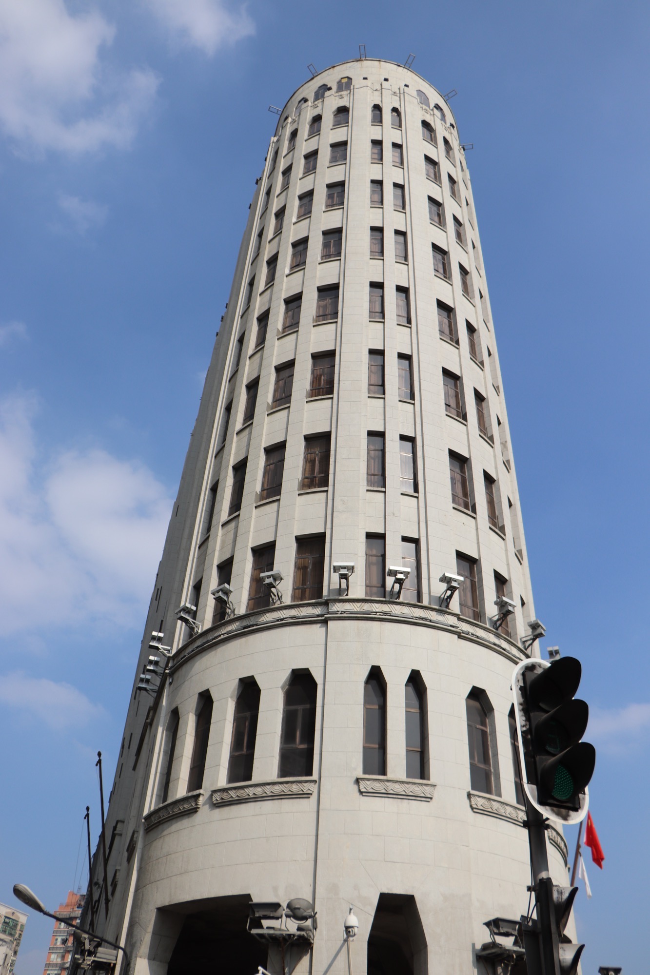 它见证了广州变辉煌的岁月,目前爱群大厦已成为广州无可替代的标志性