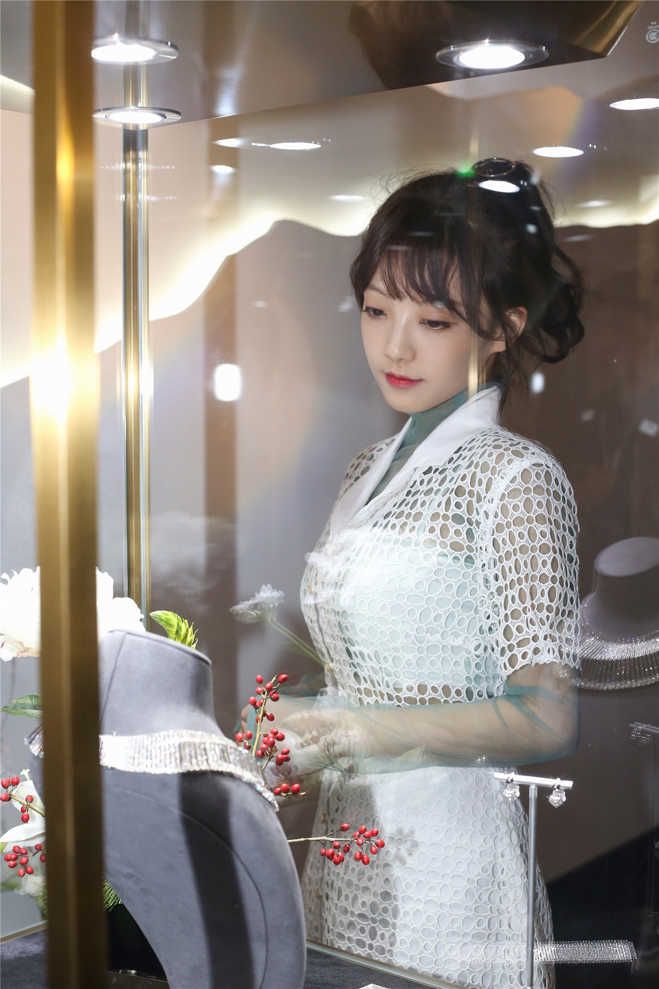 范薇出席2019芭莎珠宝极品夜宴,俏皮白裙少女感十足