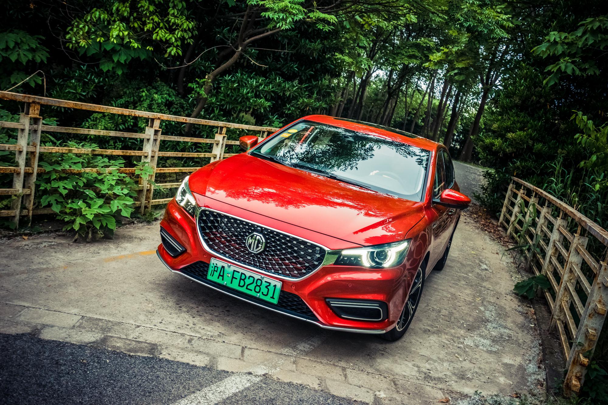 红色的mg6插电混动版看上去很给力哦-新浪汽车