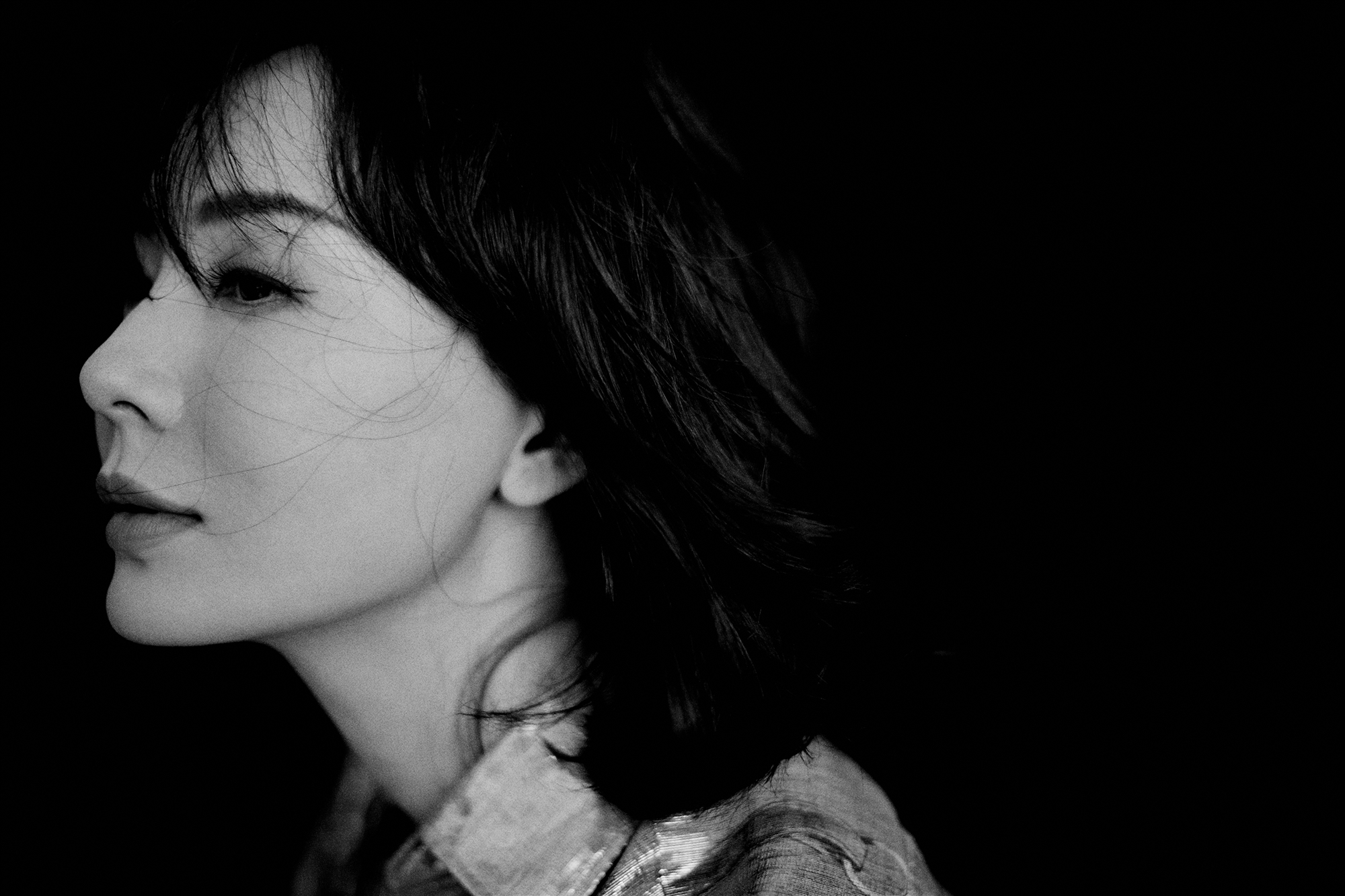 陈数黑白写真曝光优雅率性尽显大女人成熟魅力