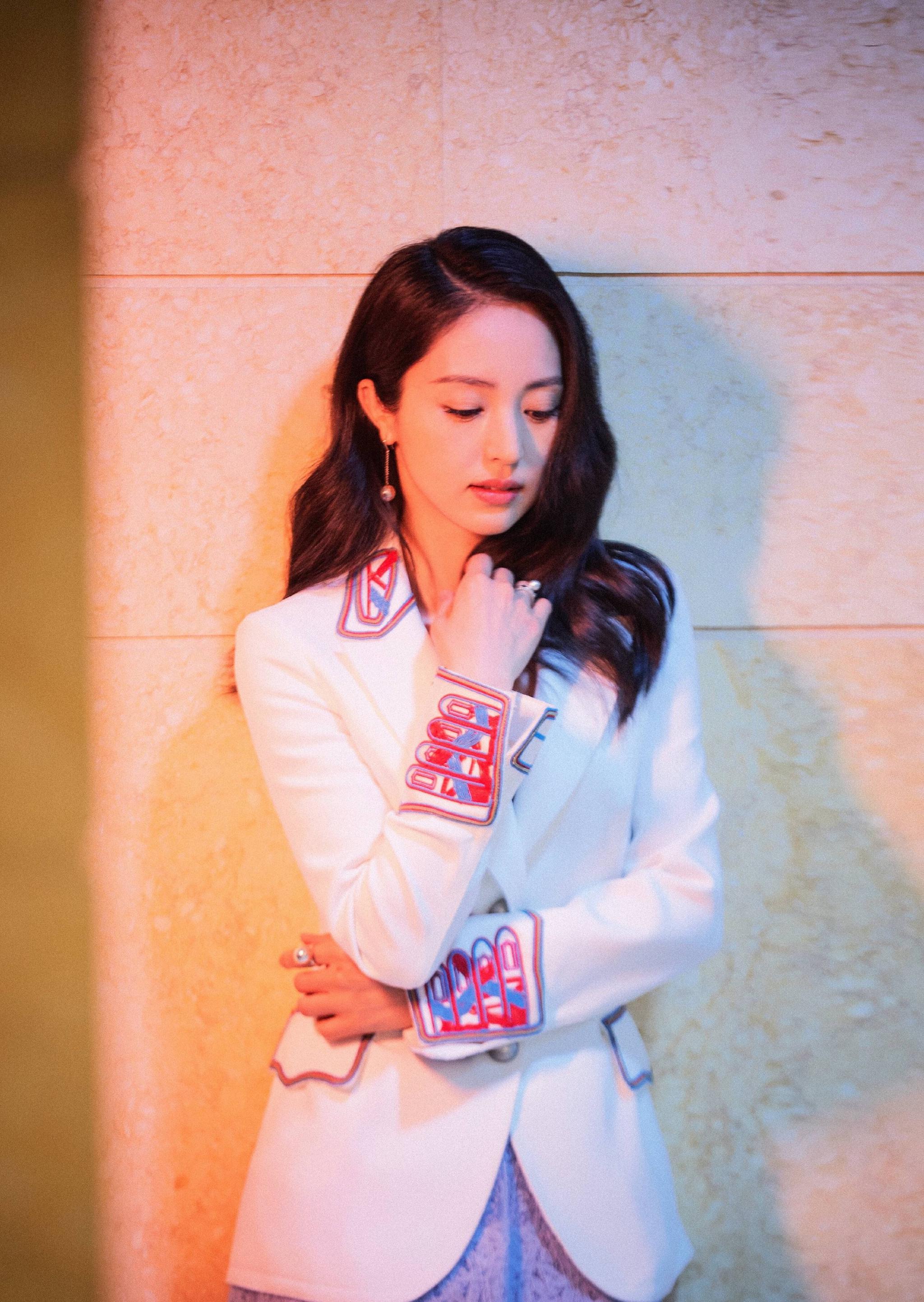 董璇出席活动一袭白色西装搭配裙子长发披肩温柔优雅