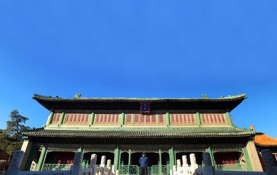 文渊阁坐落在文华殿后面这座建筑呈青绿色