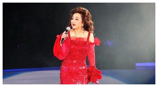 宁愿离婚也不愿改国籍,连春晚都为她破例,今69岁依然单身受尊重