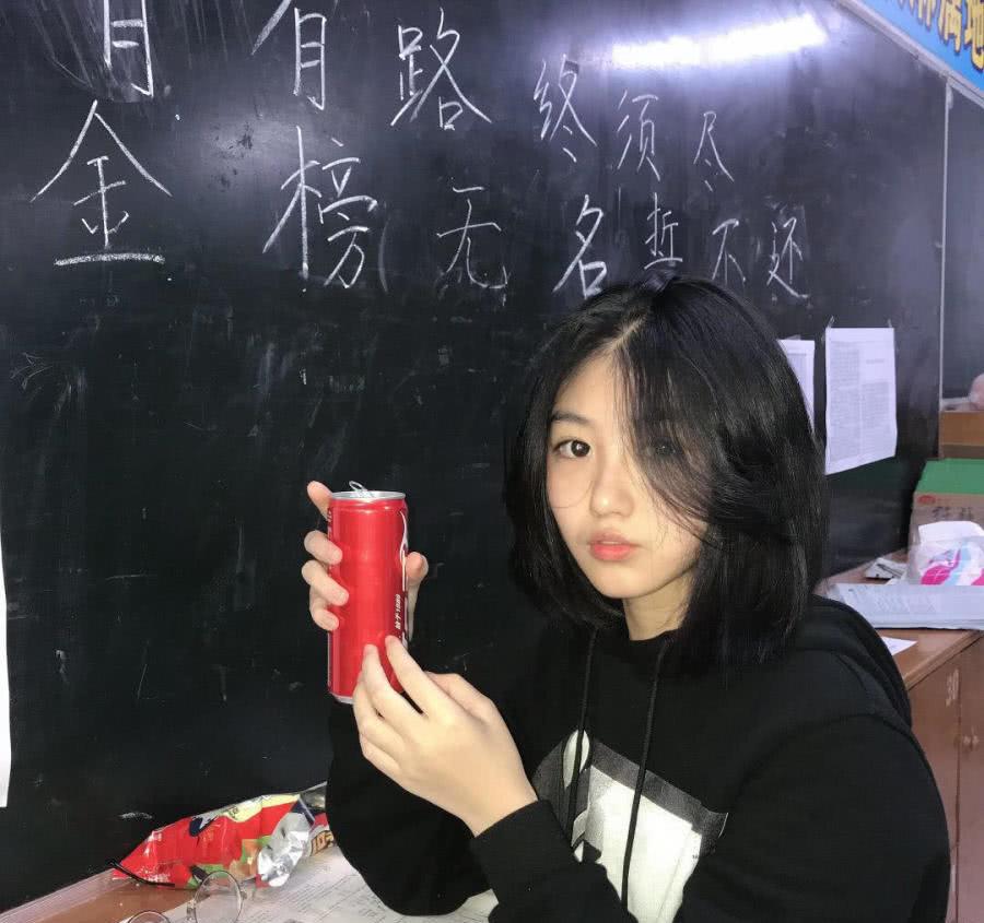 学习,化妆不会,最主要的是,也没有时间化,所以高三的学生那基本是素颜