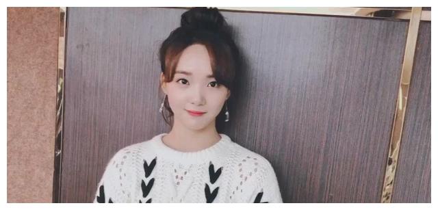 吕小雨在这部剧中饰演的是陆依依,这一角色让很多观众喜爱不已,更重要