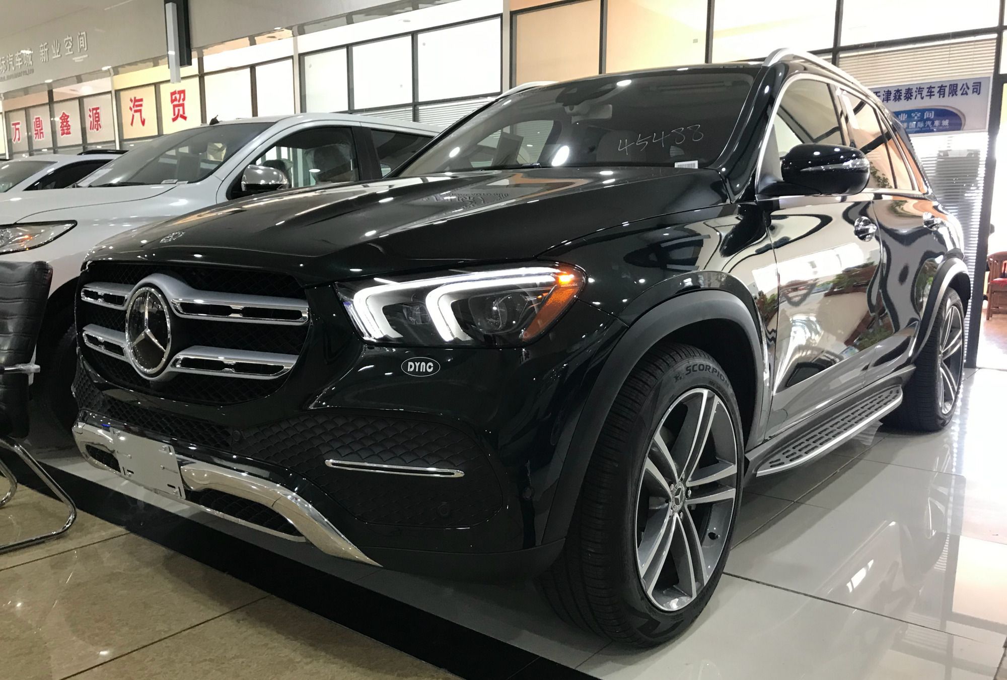 全新奔驰gle350祖母绿色版车型