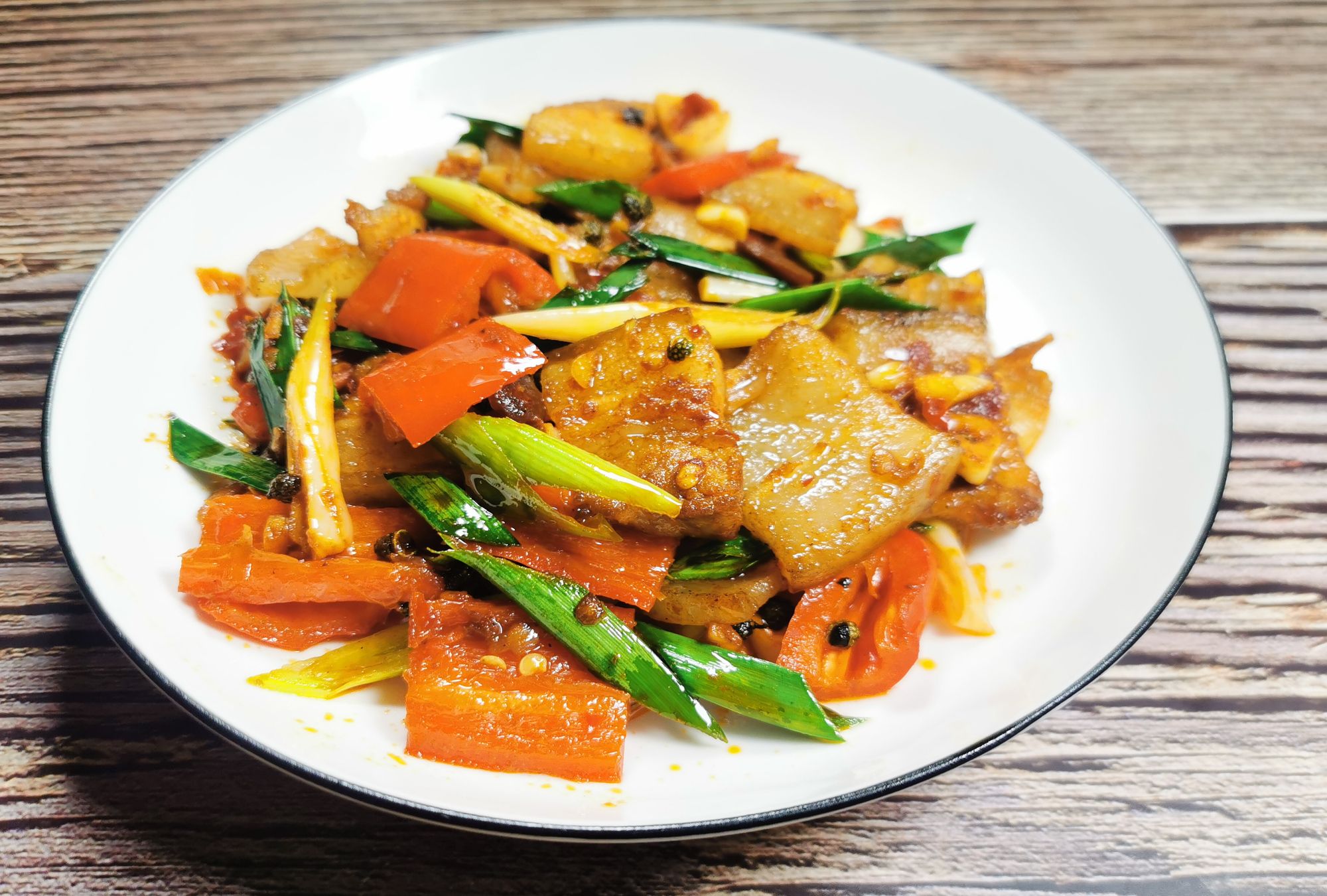 这样才是正宗回锅肉的做法,家常味浓,鲜香下饭,天天吃都不腻