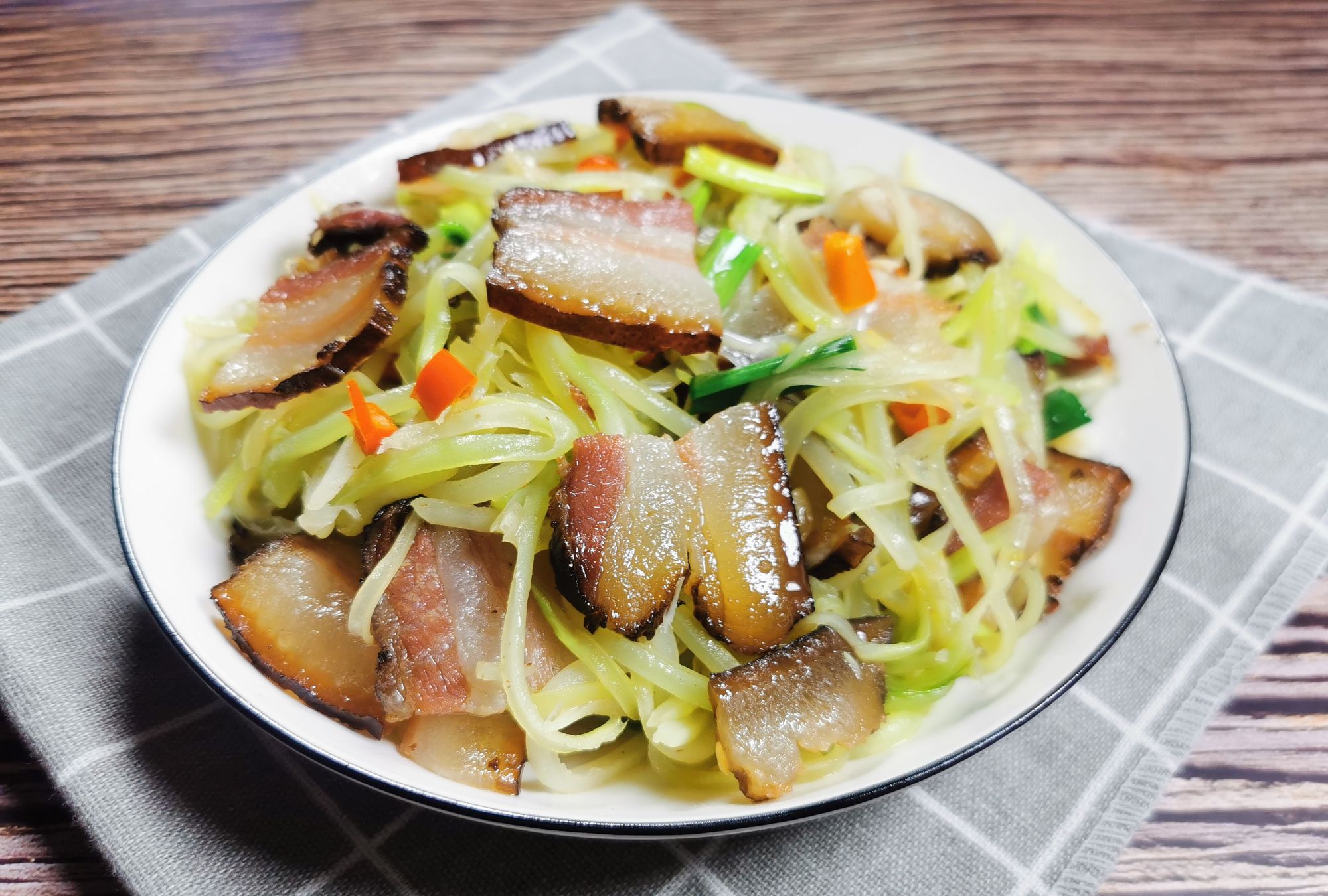 这才是湖南人做莴笋炒腊肉的正宗做法,香脆爽口,一大盘不够吃哦