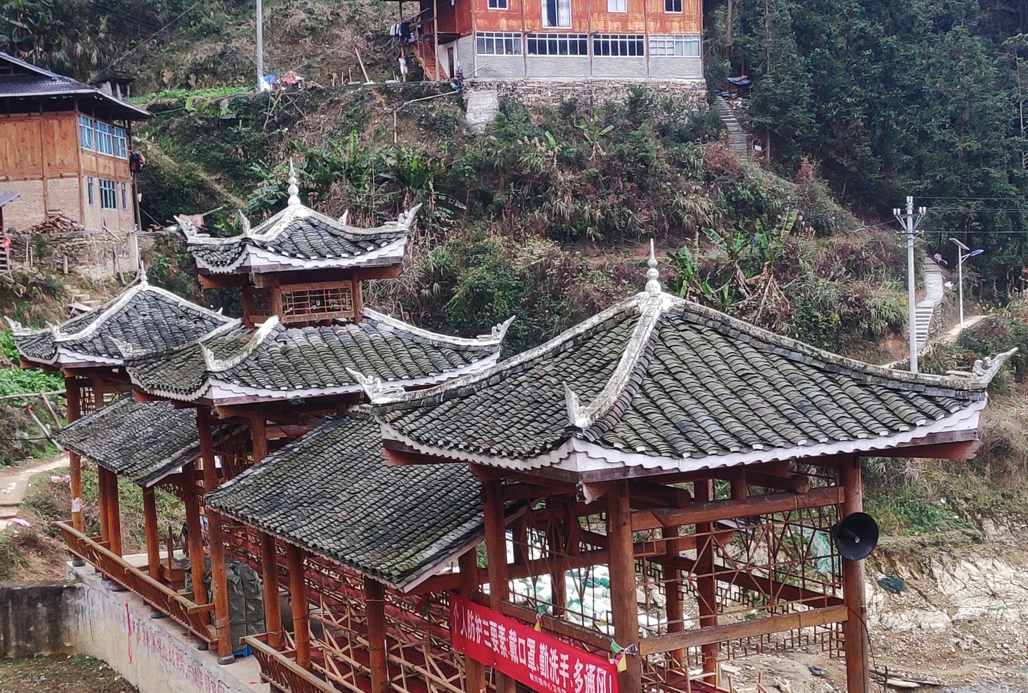 贵州省剑河县柳川镇革东村别致的苗族建筑