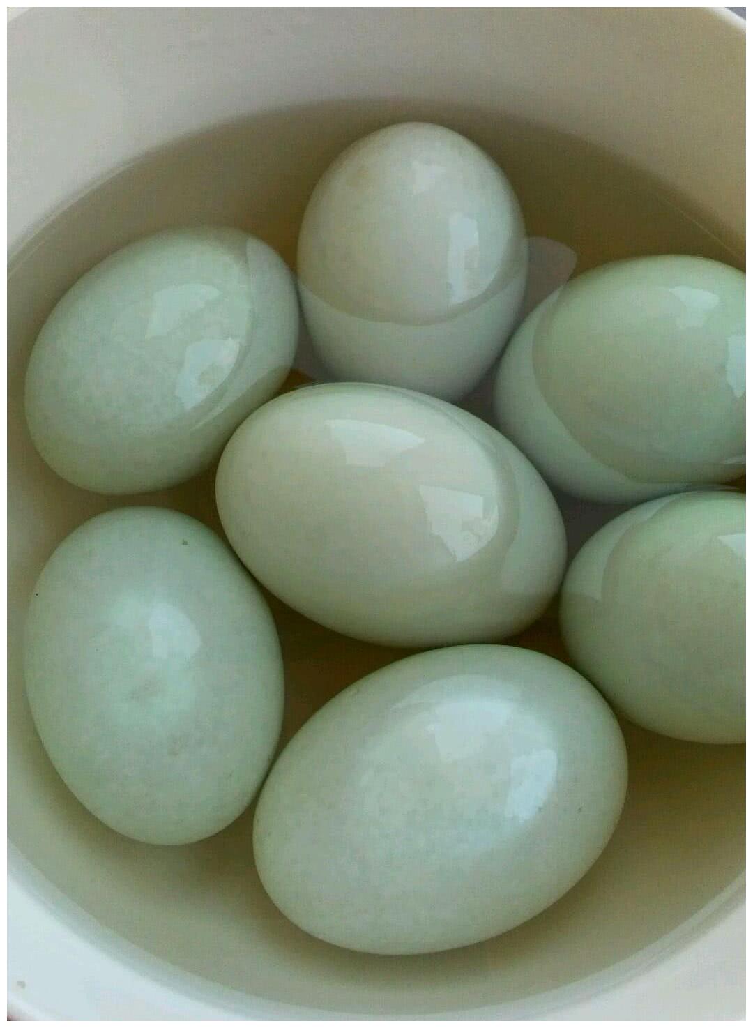 腌咸鸭蛋时,别只会傻放盐,加"1味料",蛋黄个个流油,超美味