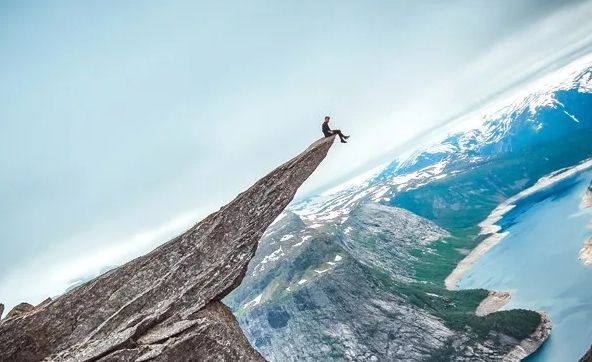 摄影师用宏大的环境来渲染气氛营造出巨大的悬念