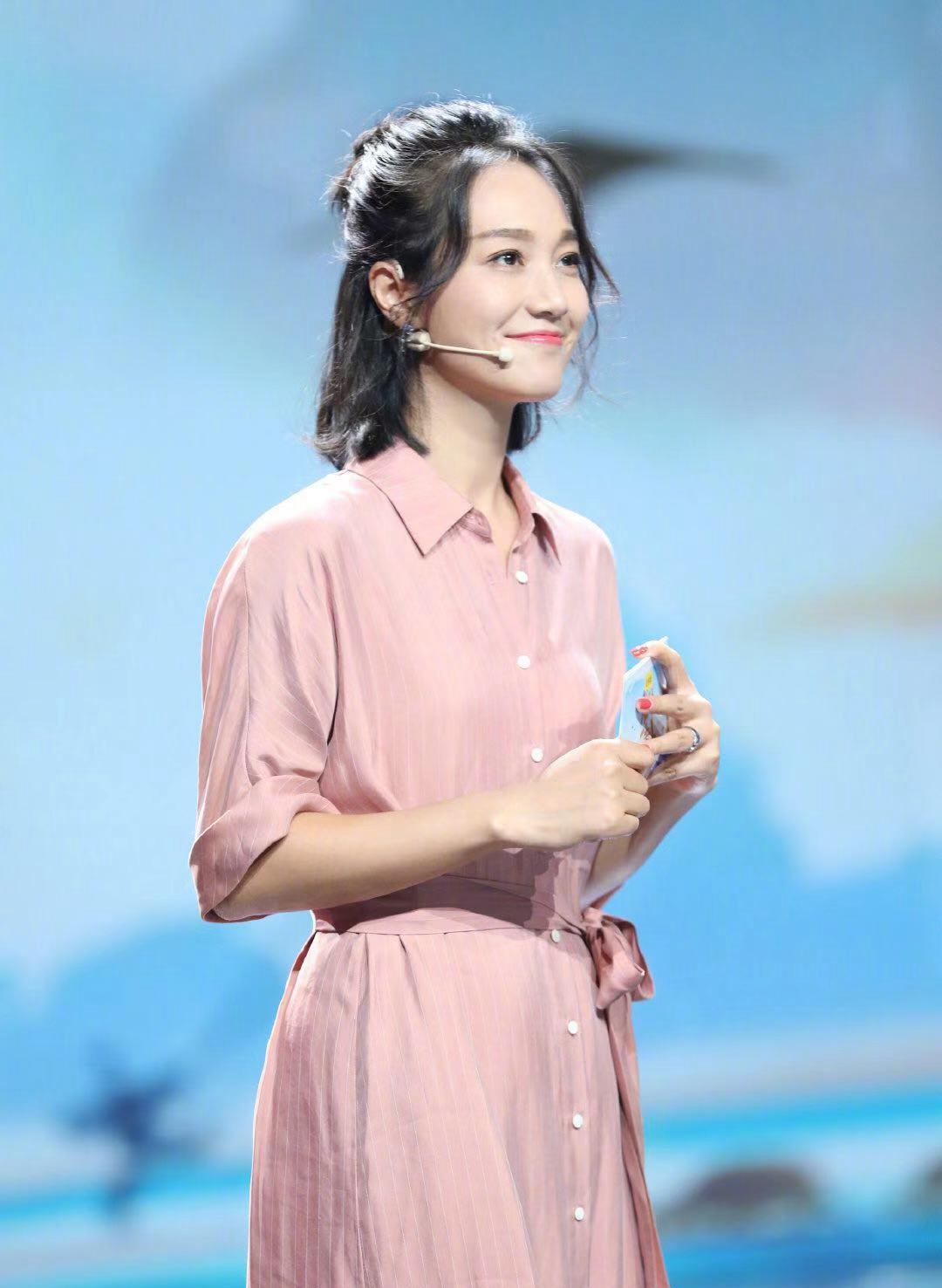 朱丹主持节目换新发型,半扎丸子头甜美减龄,哪像38岁辣妈?