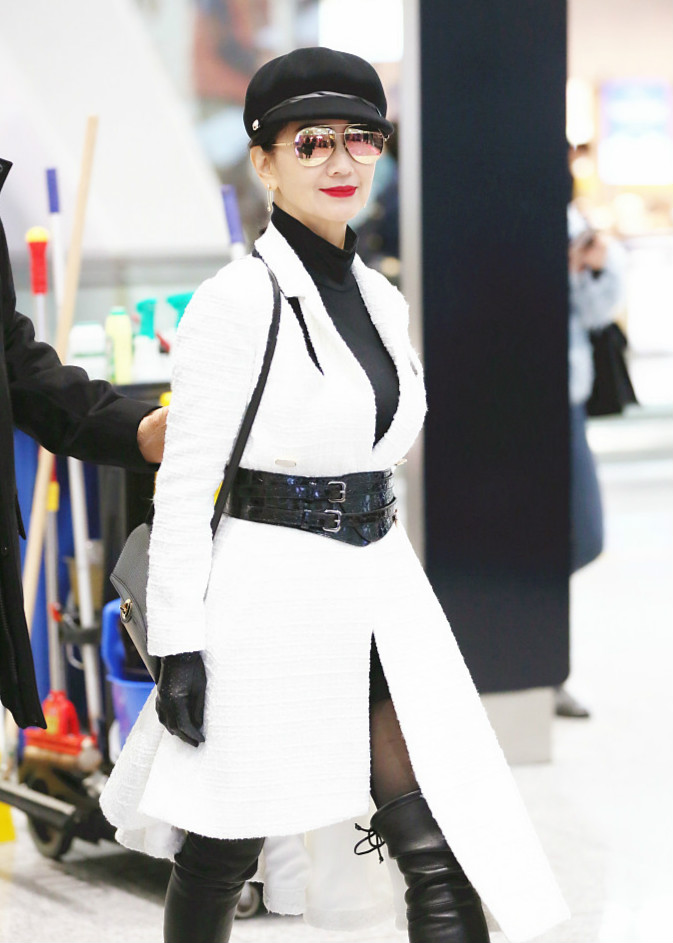 64岁赵雅芝穿黑丝配高筒靴与老公同行,网友:猛一看像父女|赵雅芝|高筒